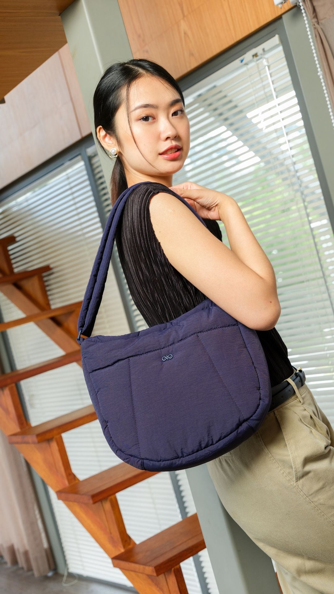 COSY PUFFY CROSSBODY BAG IN MIDNIGHT